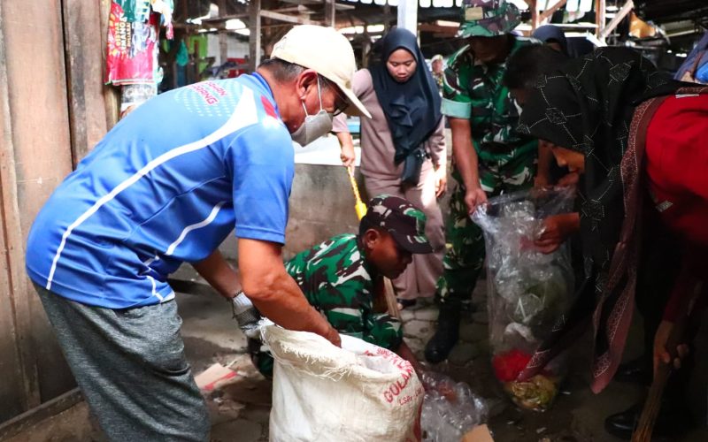 Karya Bakti TNI Pasar Tempel Teluk Betung Jadi Bersih