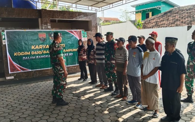 Babinsa Bersih Masjid Nurul Falah Jelang HUT TNI ke-80