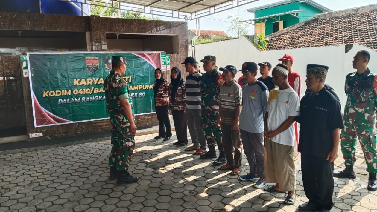 Babinsa Bersih Masjid Nurul Falah Jelang HUT TNI ke-80