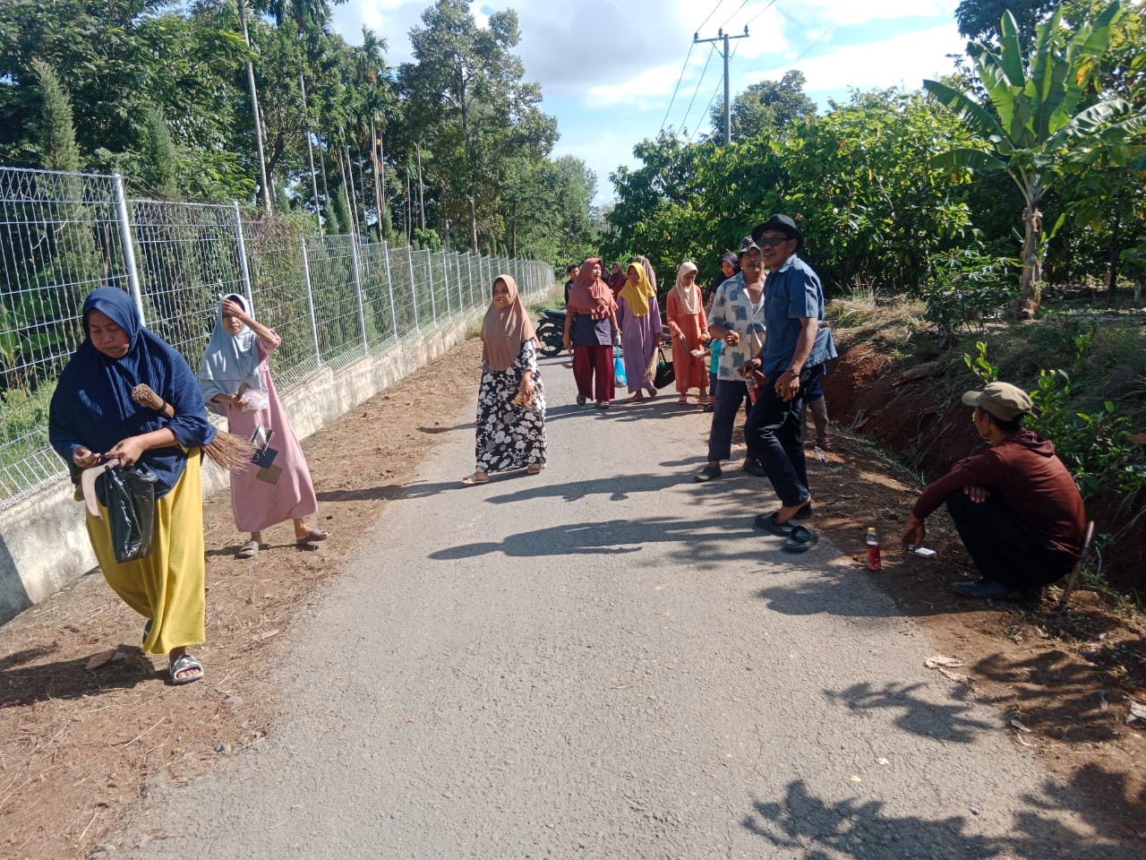 Kerja Bakti Jumat — Desa Tanjung Agung Gelar Aksi Bersih Jalan, Warga Senang Program Berlanjut